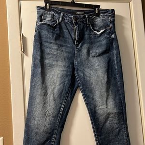 Judy Blue distresses hem and back pocket jeans. Sz 13/31 worn only a few times.